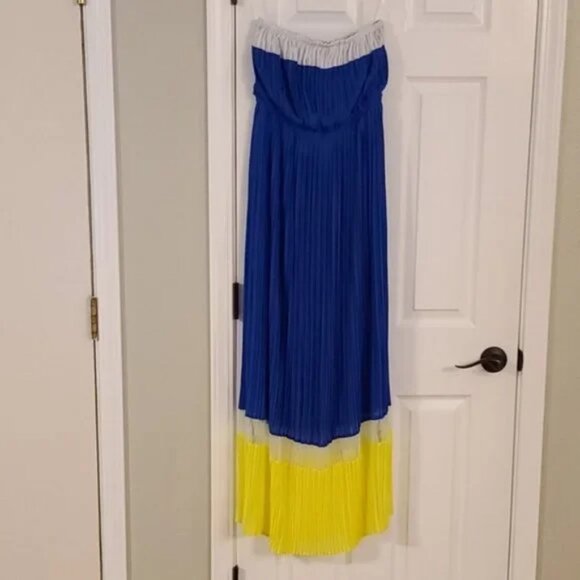 Romeo & Juliet Couture strapless pleated Maxi Dress - Picture 2 of 3